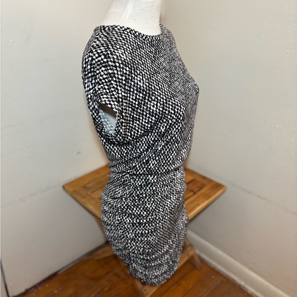 Vince Camuto Black & White Ruched Side Dress - Picture 4 of 10